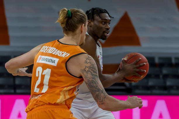 中场调度的 中场调度的